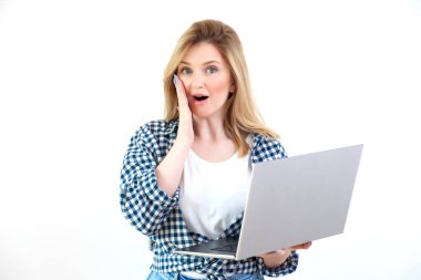 Beyaz arka planda günlük kıyafetlerle genç ve güzel kadın duyguları.