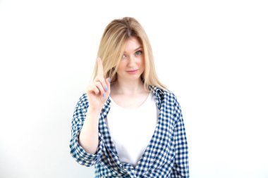 Beyaz arka planda günlük kıyafetlerle genç ve güzel kadın duyguları.