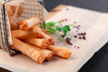 Bira için sıcak meze, pirinç kağıdına sarılmış kızarmış peynir çubukları.