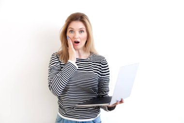 Beyaz arka planda günlük kıyafetlerle genç ve güzel kadın duyguları.