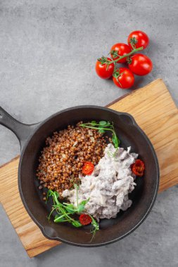 Kremalı biftek ve karabuğday ve tavada vişneli domates.