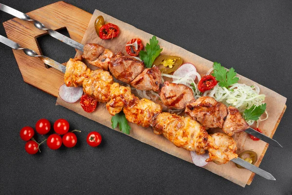 Horké grilované kuřecí shish kebab s cherry rajčaty, — Stock fotografie