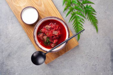 Geleneksel Ukrayna ve Rus çorbası, pancarlı kırmızı çorba.