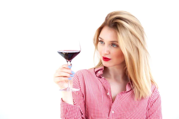 Beyaz arka planda kırmızı şarap kadehi tutan güzel bir kadın. — Stok fotoğraf