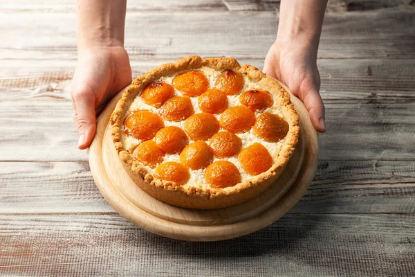 Tarta de queso casera de melocotón, taza de té de bayas, pedazo de pastel cerca en el plato —  Fotos de Stock