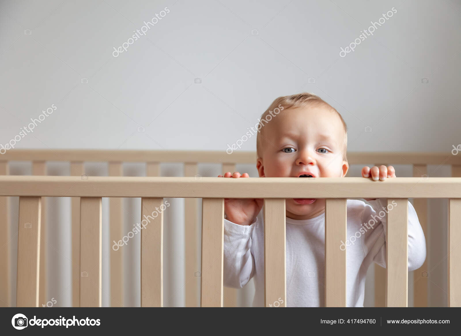 Blond Mignon Petit Bebe Mordant Lit En Bois Tete De Lit Image Libre De Droit Par Mikrokon C Blond Mignon Petit Bebe Mordant Lit En Bois Tete De Lit Image Libre De Droit Par Mikrokon C