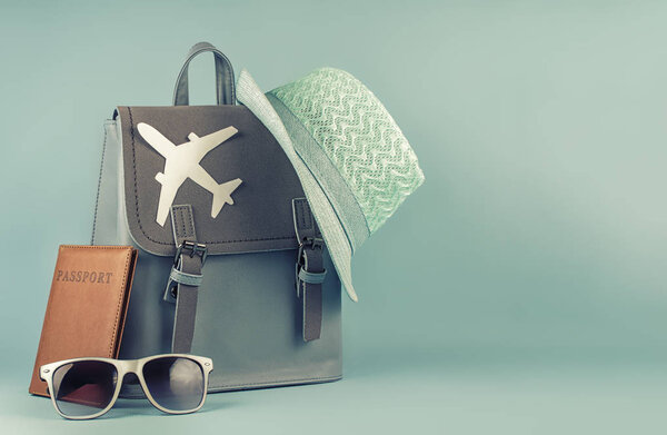 Женский туристический рюкзак хипстера с паспортом и шляпой на синем фоне. Концепция отпуска. Копирование пространства
.