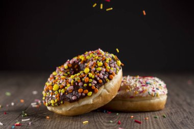 Çörek yakın çekim yalan ahşap bir masa üzerine.