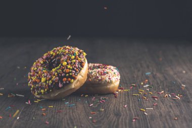 İki çikolatalı çörek lieon ahşap bir masa.