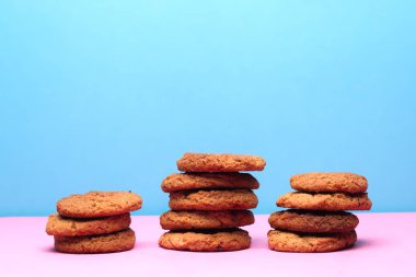 Yulaf kurabiye pembe tablo ve mavi arka plan