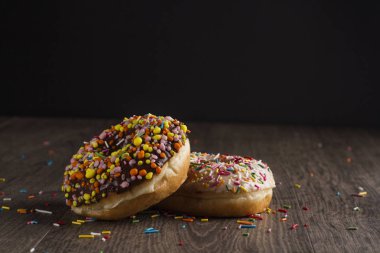 İki çikolatalı çörek lieon ahşap bir masa.