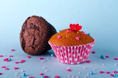 Mavi bir arka plan üzerinde iki kek yakın çekim görünümü