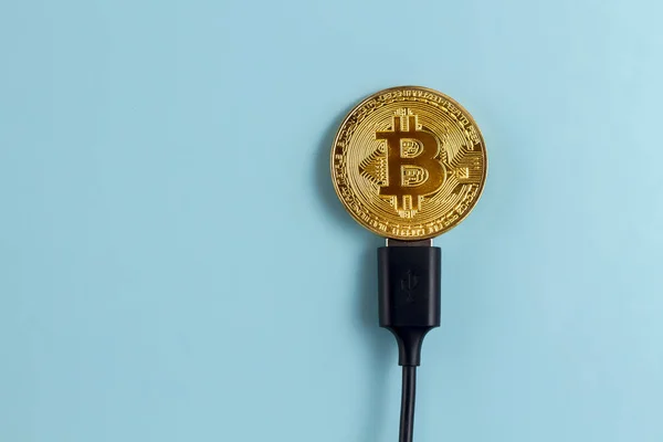 Bitcoin Ist Mit Dem Usb Kabel Auf Blauem Hintergrund Verbunden — Stockfoto
