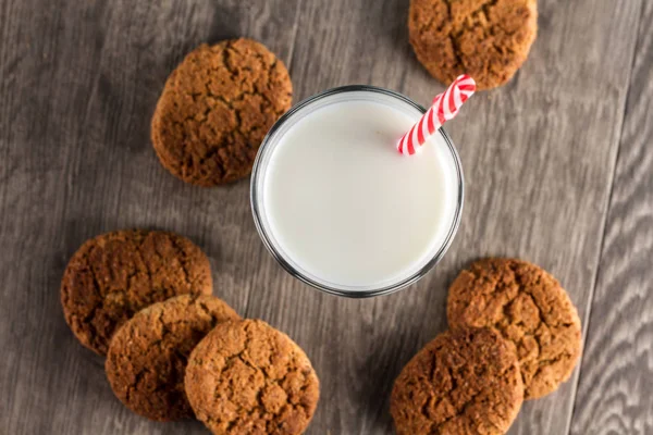 Galletas Vaso Leche Sobre Una Mesa Madera — Foto de Stock