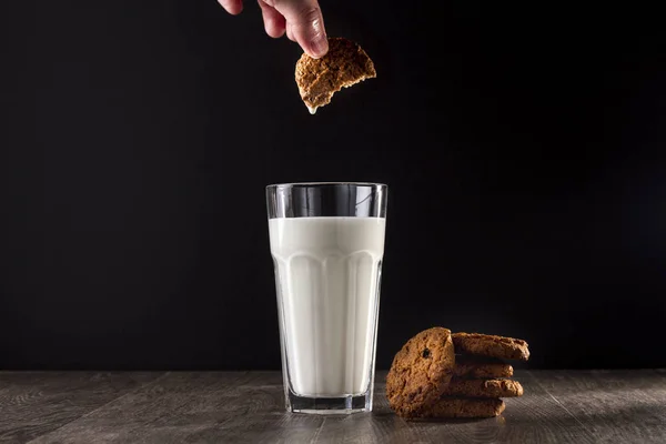 Galletas Avena Vaso Leche Sobre Una Mesa Madera Sobre Fondo — Foto de Stock