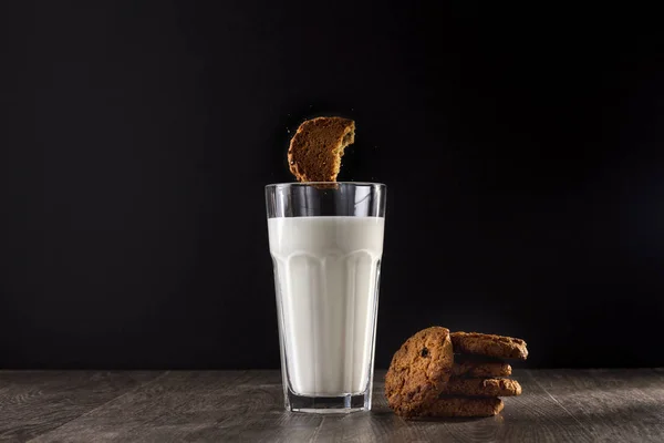 Biscuits Avoine Verre Lait Sur Une Table Bois Sur Fond — Photo