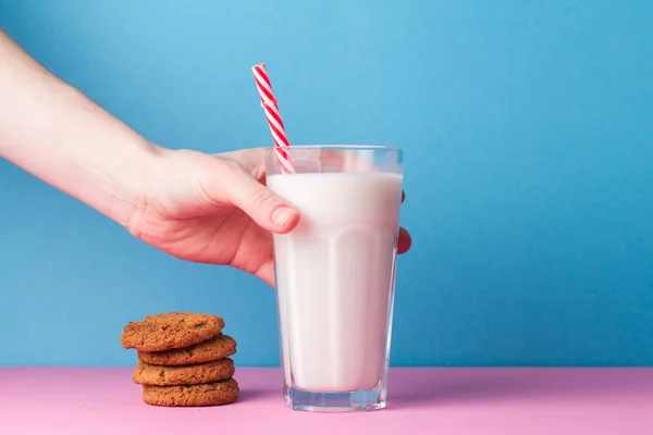 Galletas Chocolate Vaso Leche Mano Sobre Una Mesa Rosa Sobre — Foto de Stock