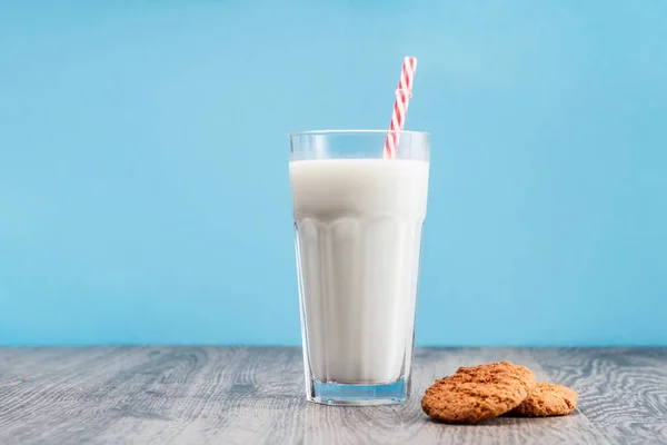 Biscotti Bicchiere Latte Tavolo Legno — Foto Stock