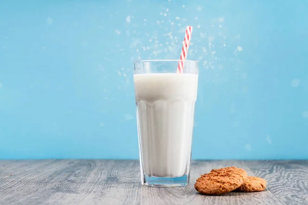 Leche Saludable Vaso Galletas Sobre Mesa Sobre Fondo Azul — Foto de Stock