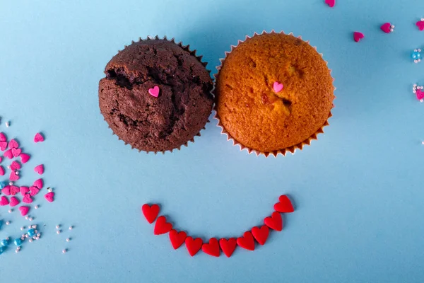 Κάτοψη Του Χαμογελώντας Muffins Μπλε Φόντο Ψέκασμα — Φωτογραφία Αρχείου