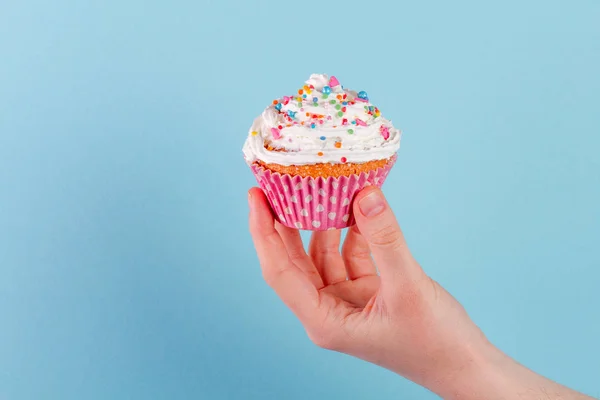 Hand Holding Muffin Cream Bright Powder Bright Background — Stock Photo, Image