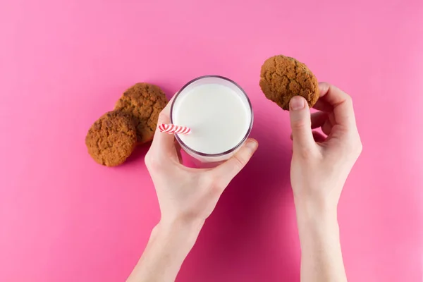 Galletas Chocolate Vaso Leche Las Manos Sobre Fondo Rosa — Foto de Stock