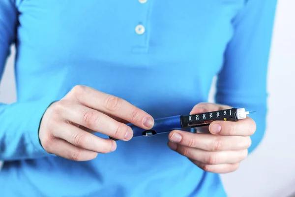 Hände Einer Frau Mit Insulinstift Auf Weißem Hintergrund — Stockfoto