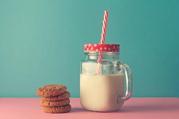 Leche Saludable Frasco Vidrio Galletas Mesa Rosa Fondo Azul — Foto de Stock