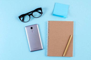  kalem yakın gözlük ve smartphone ile not etmek.