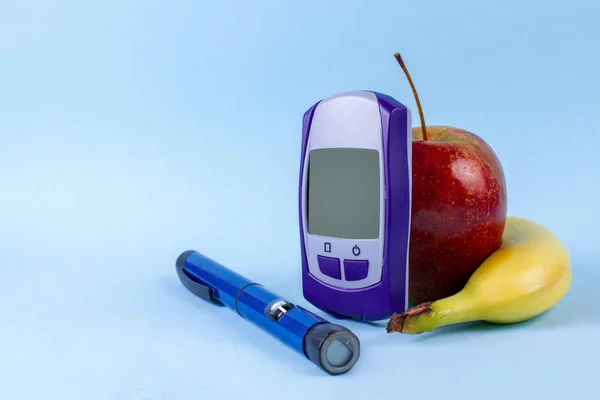 Glukometer Och Insulin Penna Nära Frukt Med Banan Och Ett — Stockfoto