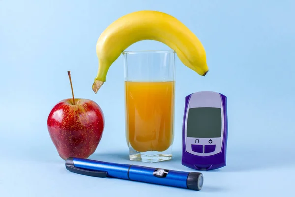 Glukometr Inzulinové Pero Poblíž Ovoce Banány Jablka Světle Modrém Pozadí — Stock fotografie