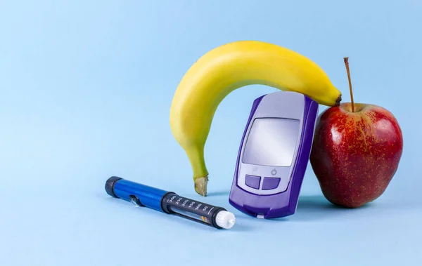 Glukometr Inzulinové Pero Poblíž Ovoce Banány Jablka Světle Modrém Pozadí — Stock fotografie