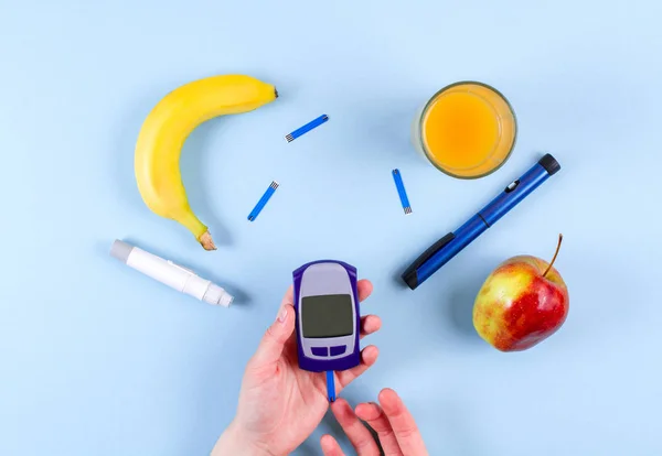 Glucosímetro Diabético Manos Cercanas Las Plumas Insulina Con Plátano Manzana — Foto de Stock