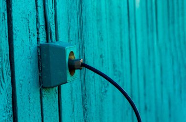 yakından görmek eski güç soketine ve mavi bir eski ahşap arka plan