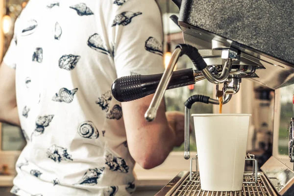 Barista Förbereder Varm Cappuccino Med Kaffebryggare — Stockfoto