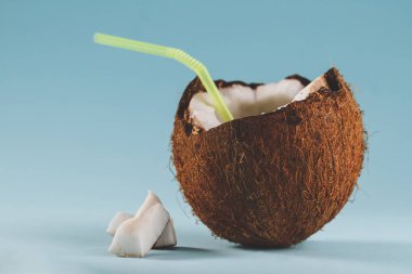 Hindistan cevizi mavi arka plan üzerinde kokteyl