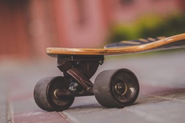 uzun tahta duran günbatımı arka plan üzerinde Kapat