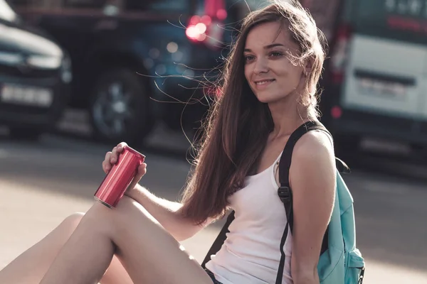Cola Şehir Sokak Üzerinde Oturan Kız Gülümseyerek — Stok fotoğraf