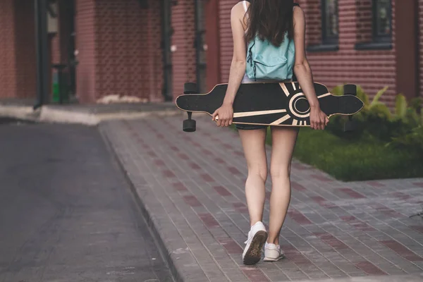 Widok Tyłu Dziewczyna Długimi Włosami Posiadających Długą Deskę Miasto Ulica — Zdjęcie stockowe