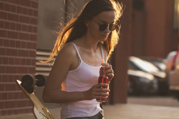 Lány Hosszú Ellátással Inni Cola Naplemente Háttér Fekete Napszemüveg — Stock Fotó