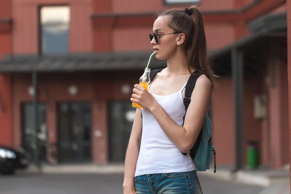 Mujer Joven Caminando Por Ciudad Bebiendo Bebidas — Foto de Stock