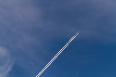 uçak uçan üzerinde mavi gökyüzü ve iz bırakarak
