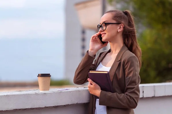 Joven Mujer Negocios Gafas Hablando Teléfono Inteligente Aire Libre —  Fotos de Stock