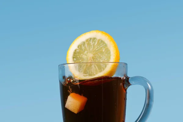 Limón Amarillo Jugoso Fresco Que Cae Taza Negro Sobre Fondo — Foto de Stock