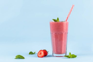 mavi zemin üzerine nane ile çilek güler yüzlü bardak