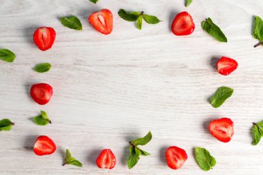 Çerçeve metnin çilek ve nane yapılmış ahşap arka plan üzerinde bırakır