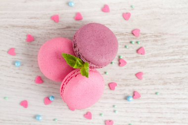 Çilek ve yaban mersini macaroons ile nane yaprakları 