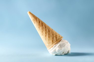 pastel mavi zemin üzerine beyaz buz krem