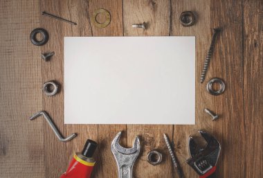 Araçlar yakınındaki ahşap arka plan üzerinde beyaz bir çerçeve