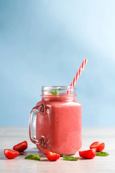 Smoothie Morango Vidro Com Hortelã Mesa Madeira — Fotografia de Stock